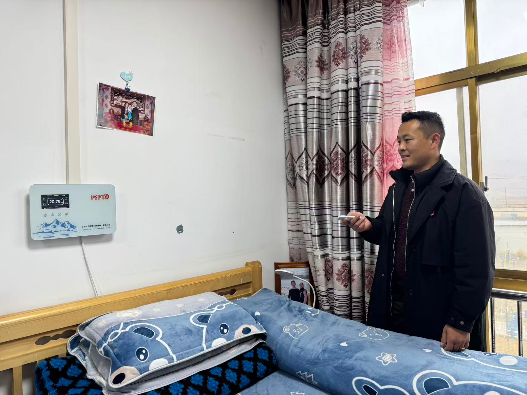 干部职工正在宿舍使用已经安装好的供氧设备.jpg 干部职工正在宿舍使用已经安装好的供氧设备.jpg