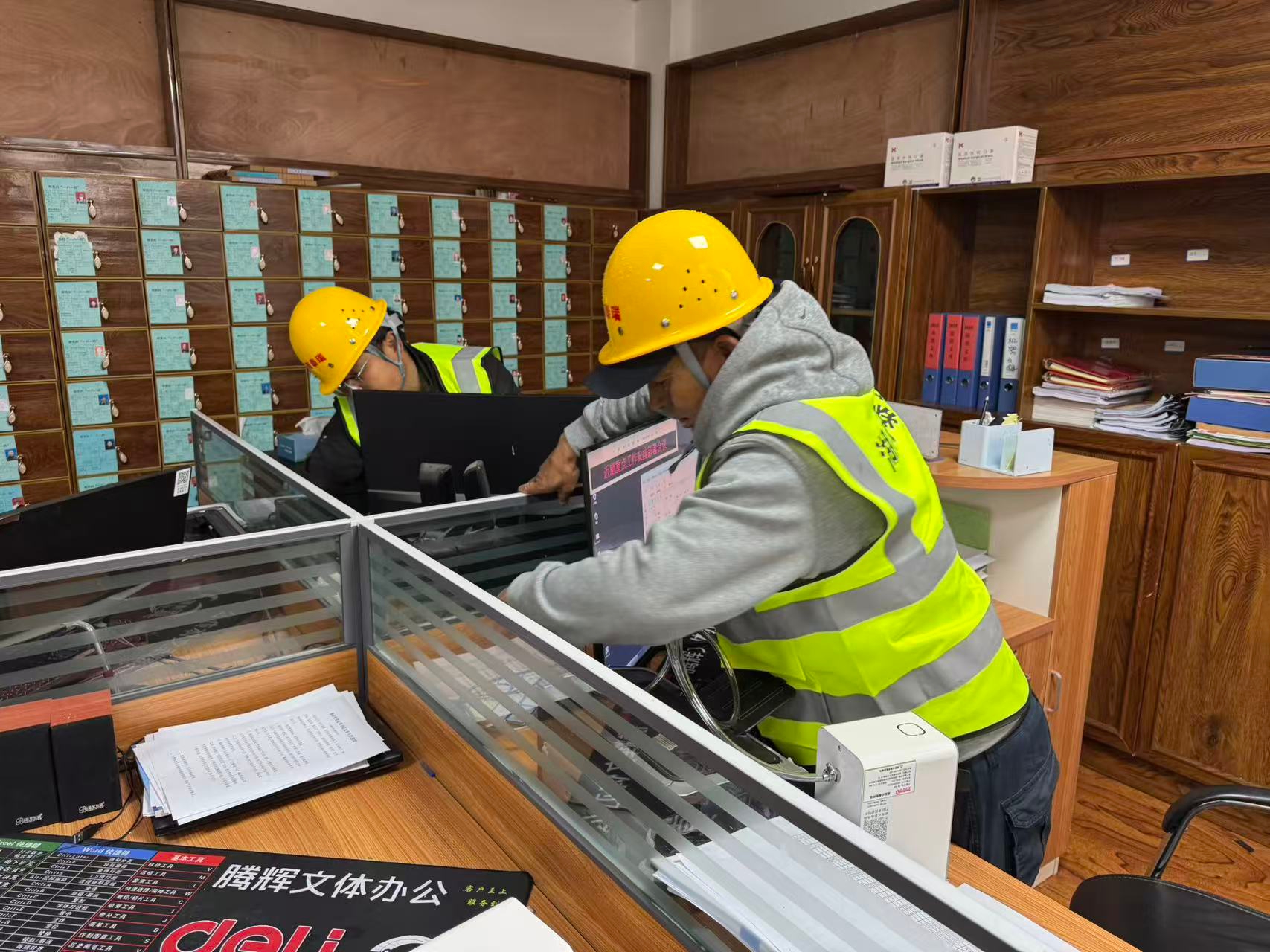 工人正在安装供氧设备 (2).jpg 工人正在安装供氧设备 (2).jpg