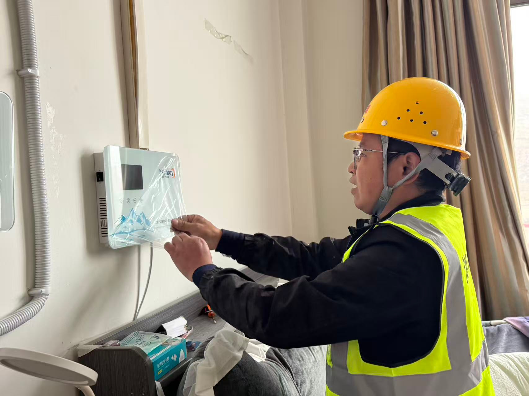 工人正在安装供氧设备 (1).jpg 工人正在安装供氧设备 (1).jpg