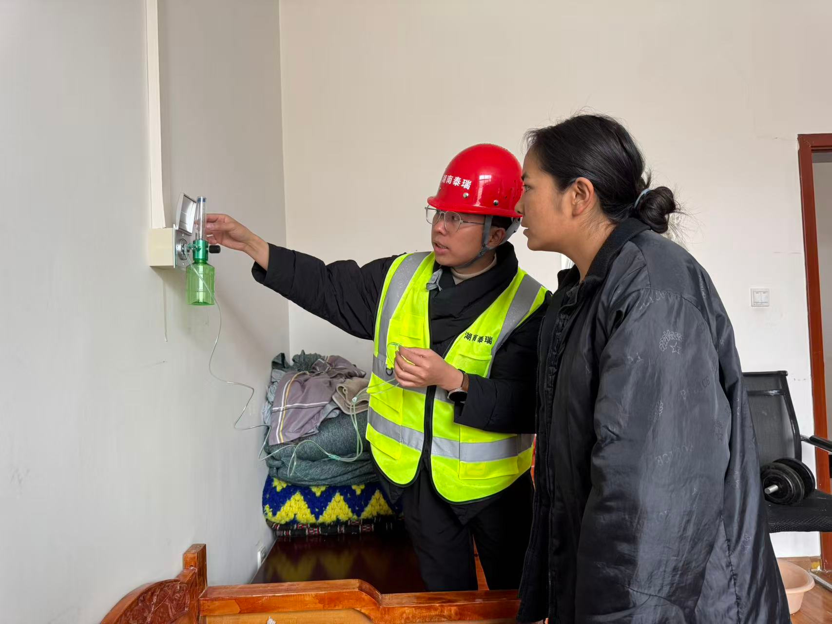 施工方正在为干部职工讲解供氧设备的使用方法.jpg 施工方正在为干部职工讲解供氧设备的使用方法.jpg