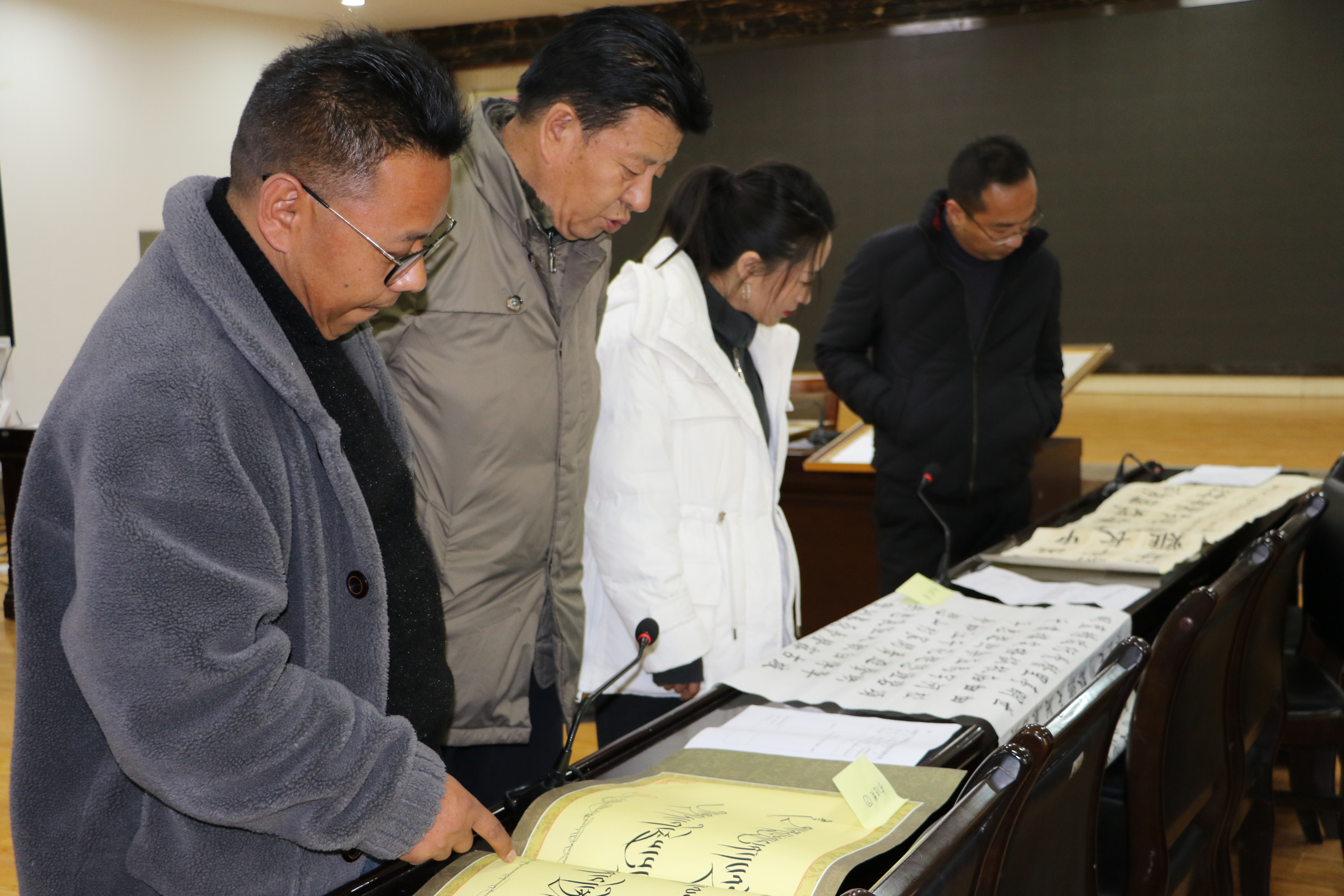 图为评委在审评“文明新生活”相关书画作品 (2).JPG