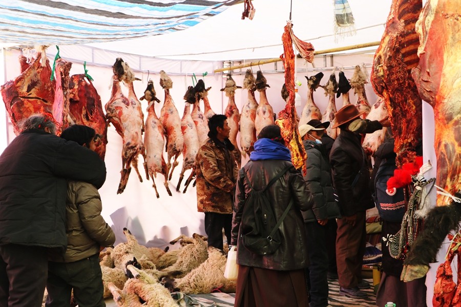 图为第45届物交会现场,浪卡子县牛羊肉深受顾客喜爱。.jpg