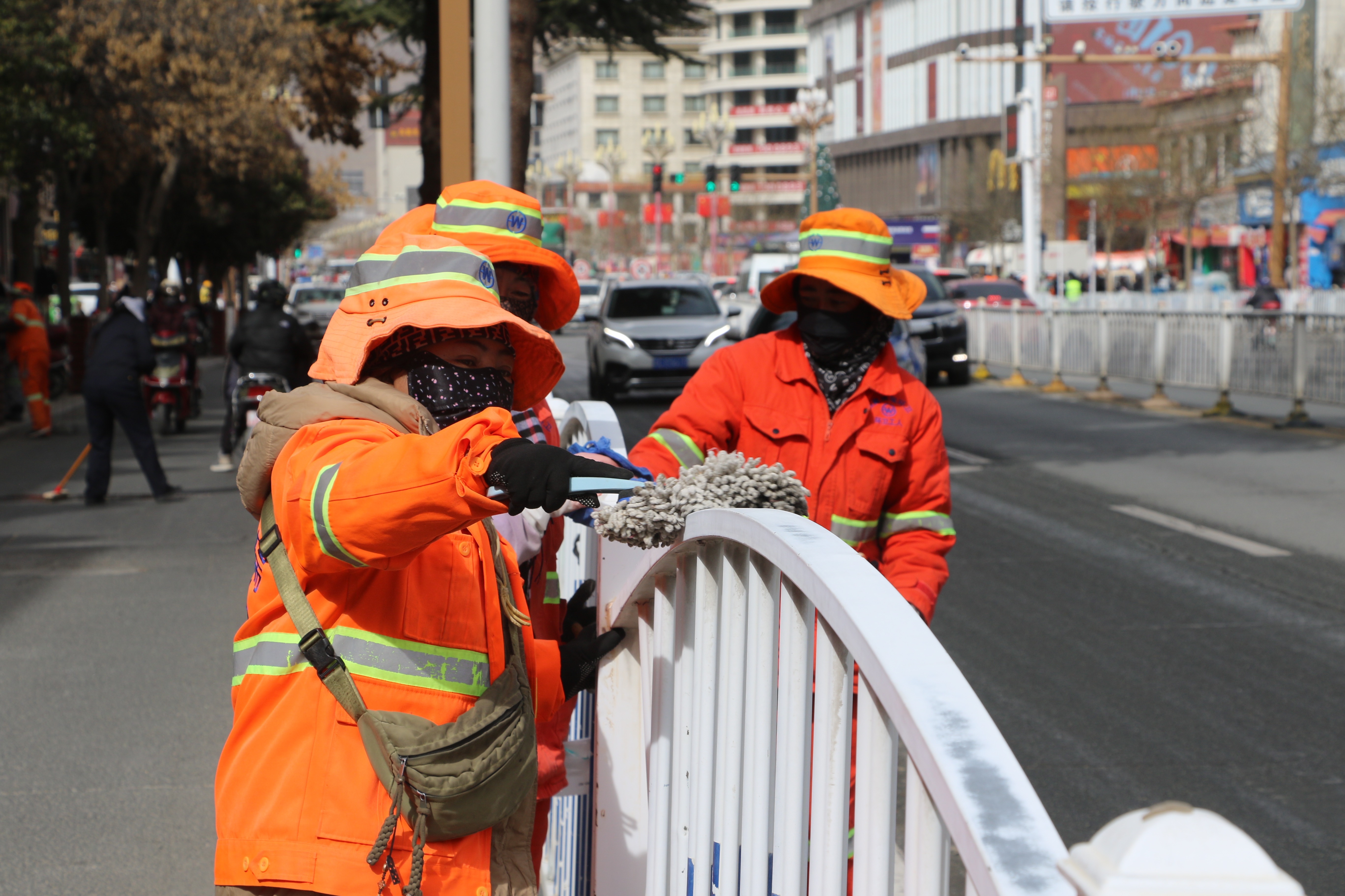 工作人员针对水泥质地护栏、不适宜机械清洗的护栏以及护栏清洗车触及不到的死角盲区进行精细养护。 (2).JPG