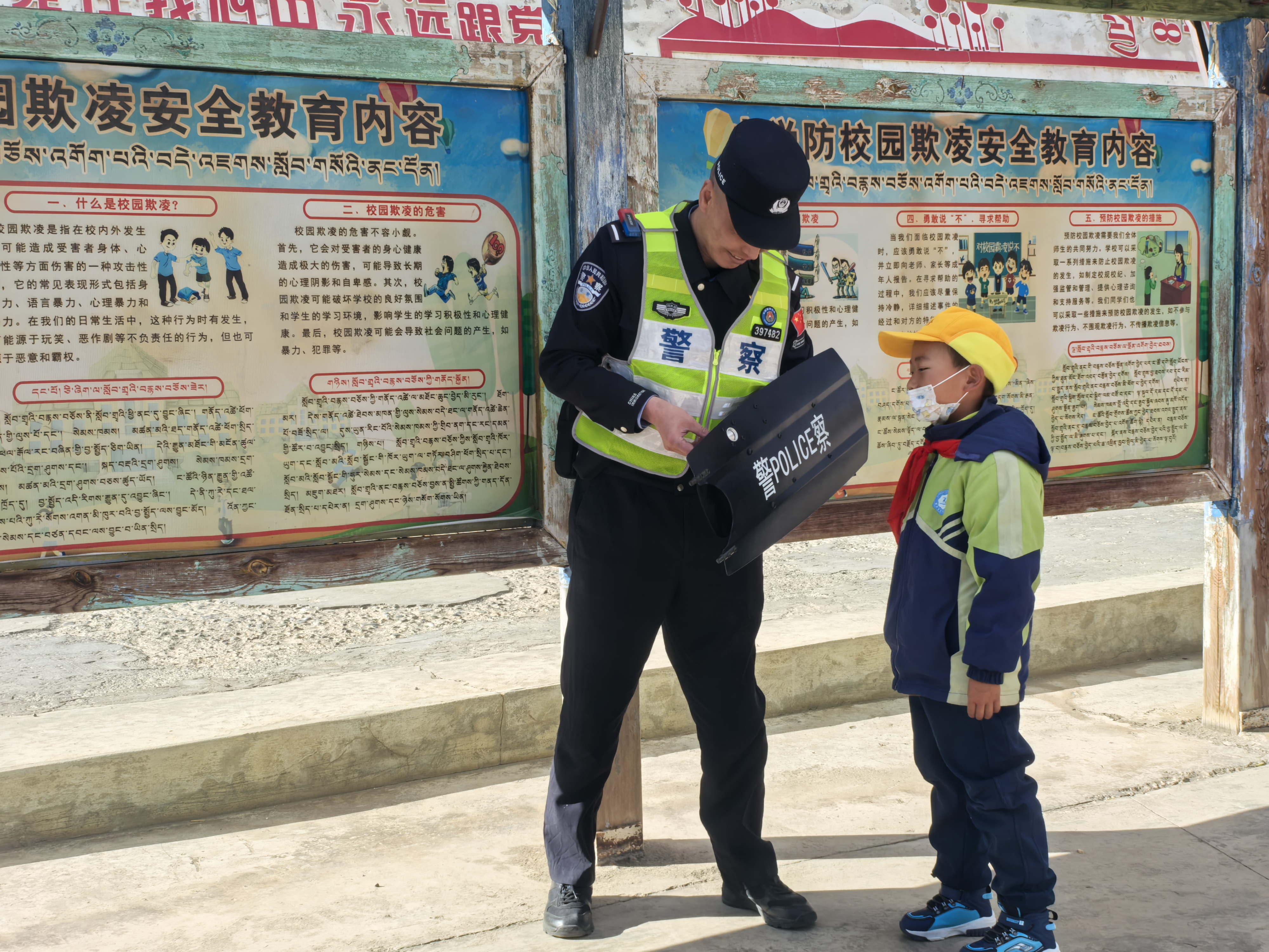 觉拉民警助力学生顺利开学相关照片 (4).jpg