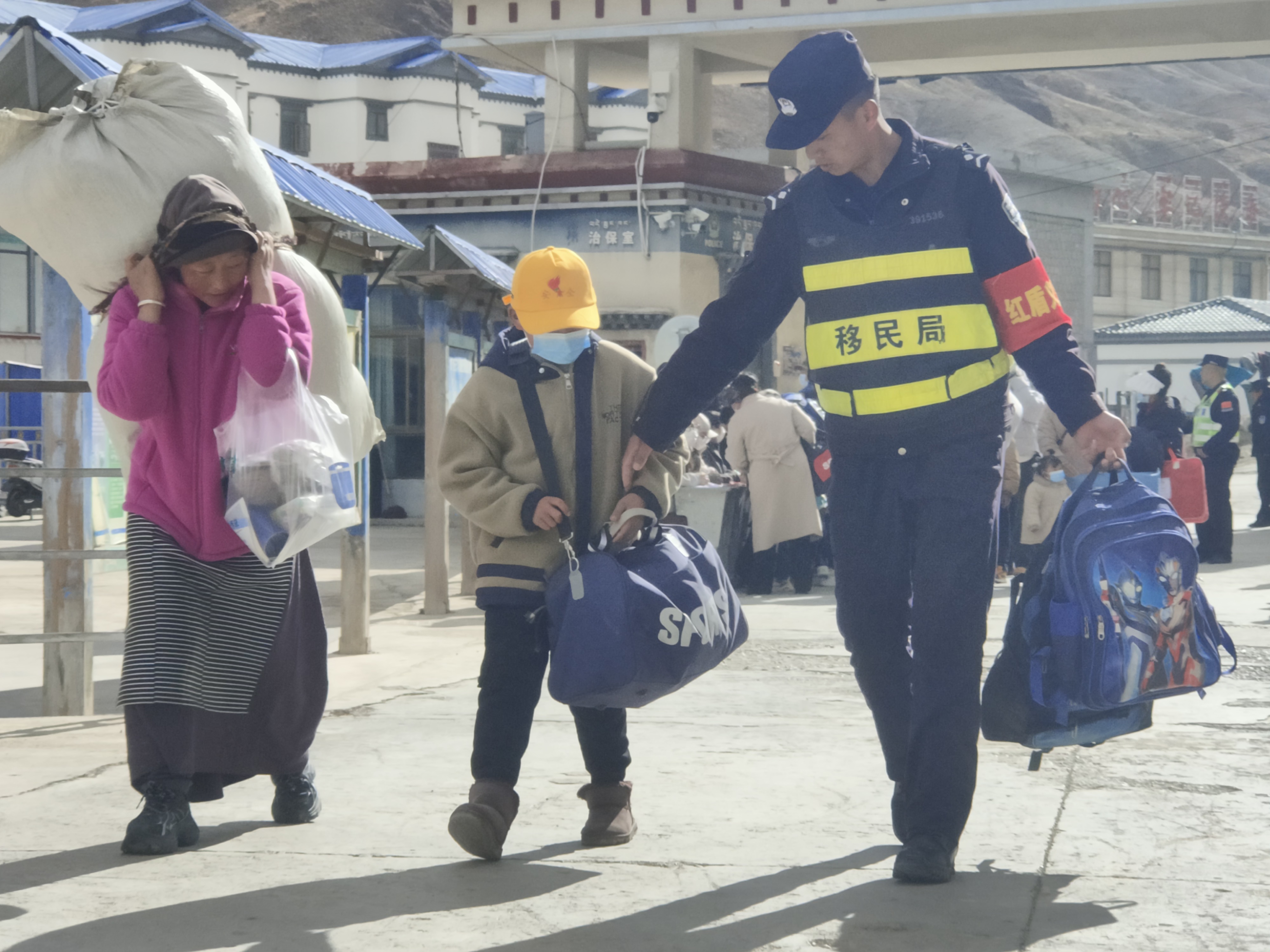 觉拉民警助力学生顺利开学相关照片 (2).jpg