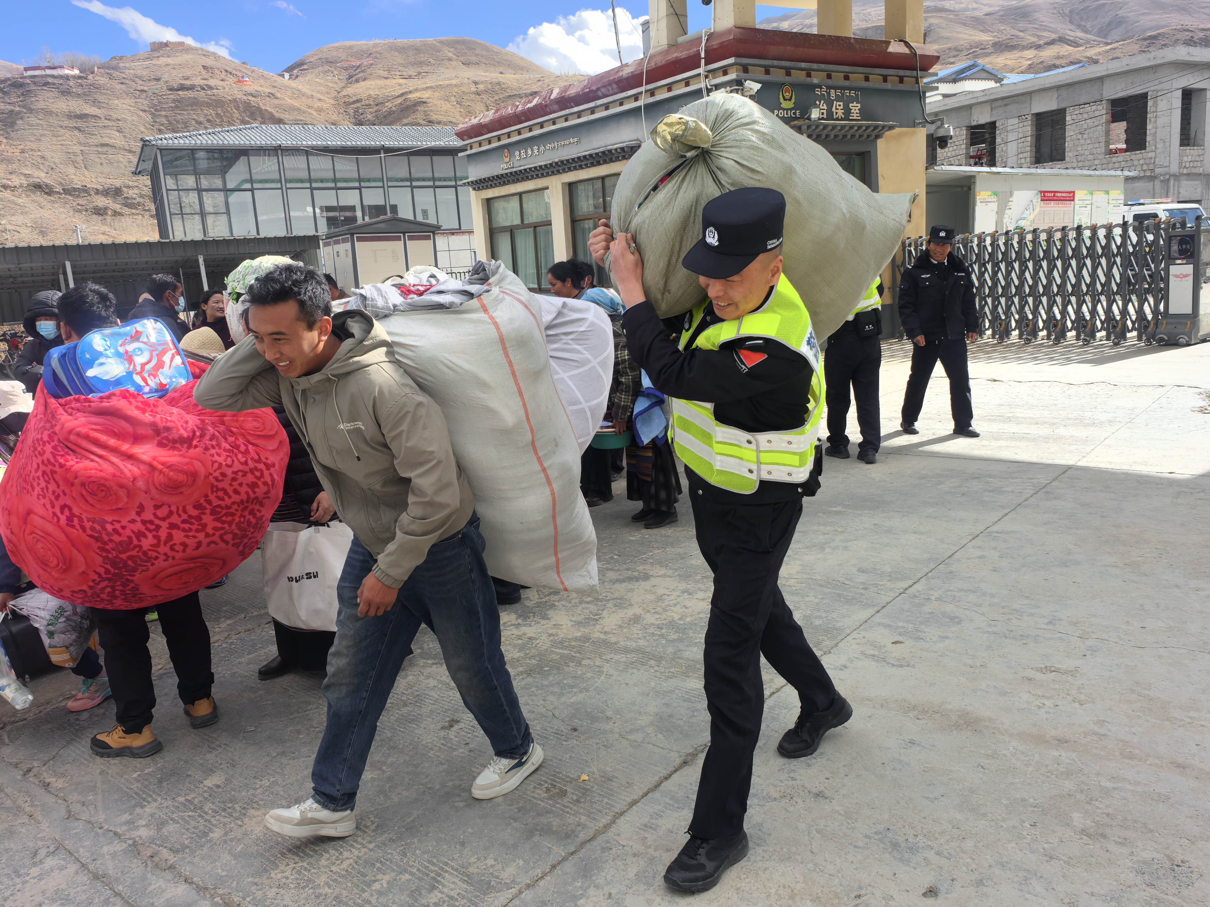 觉拉民警助力学生顺利开学相关照片 (5).jpg