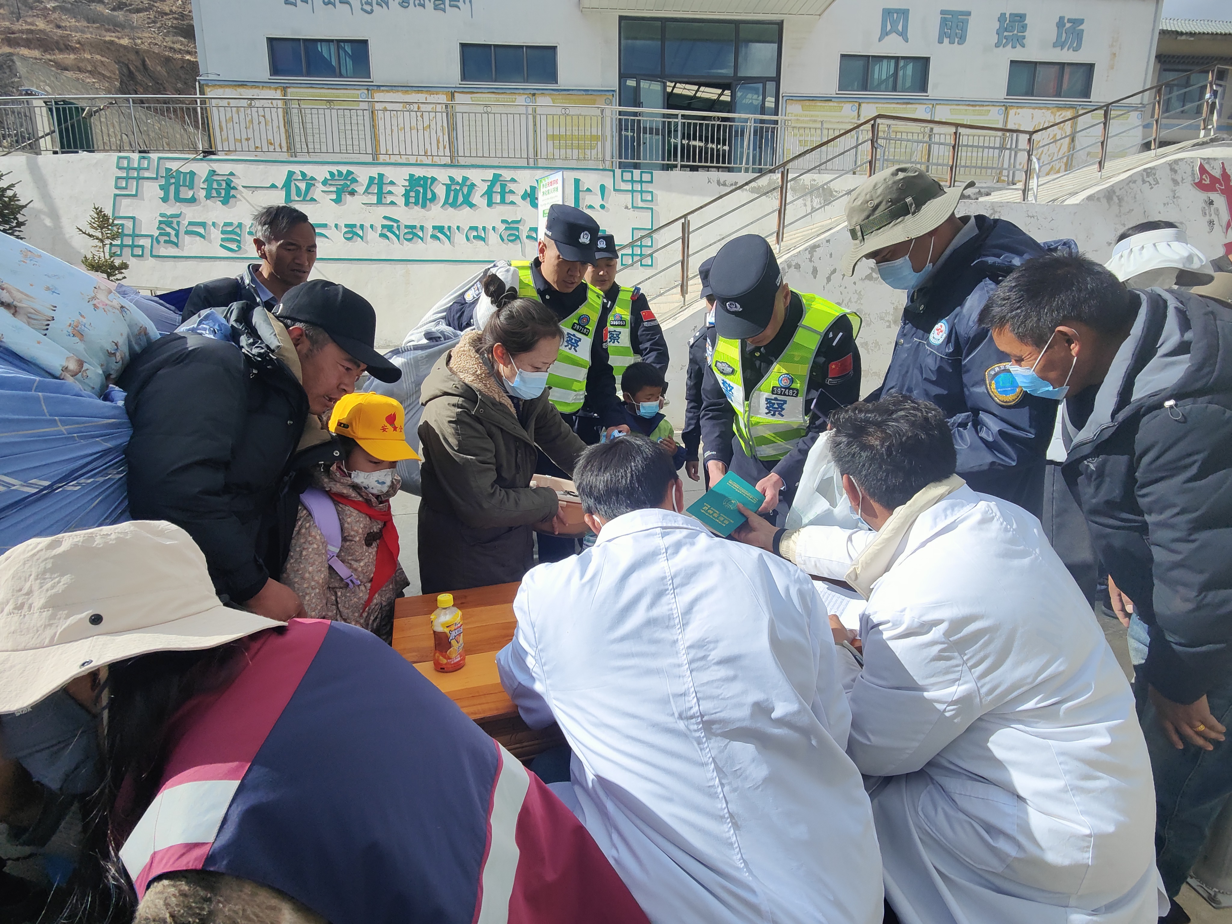 觉拉民警助力学生顺利开学相关照片 (3).jpg