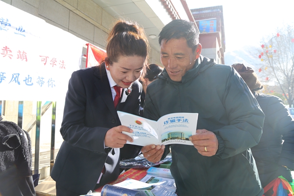 图为集中宣传活动现场 (2).JPG