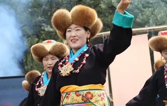 琼结县开展2025年“中国农民丰收节”暨林卡大会