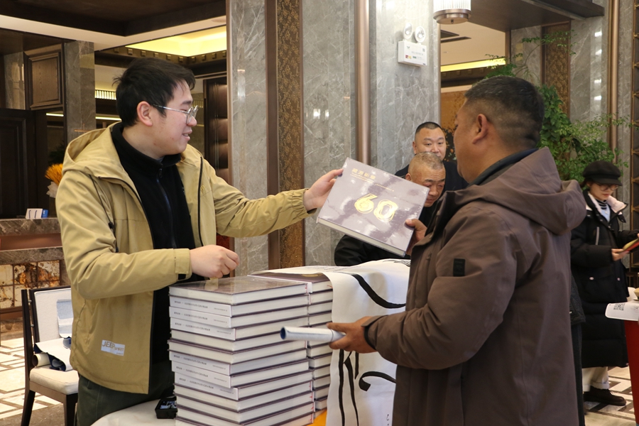 图为送书法活动现场。 (6).jpg