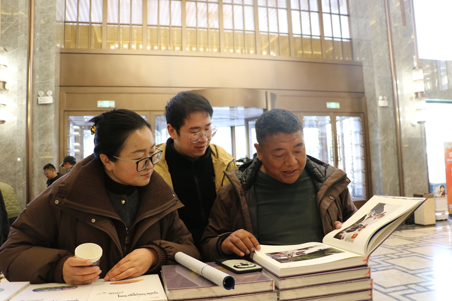 图为送书法活动现场。 (7).jpg