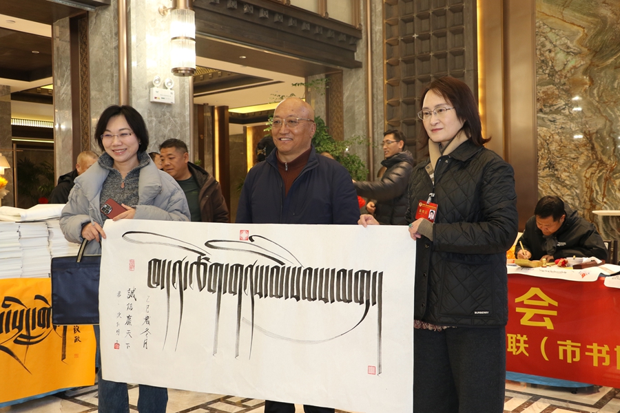 图为送书法活动现场。 (3).jpg