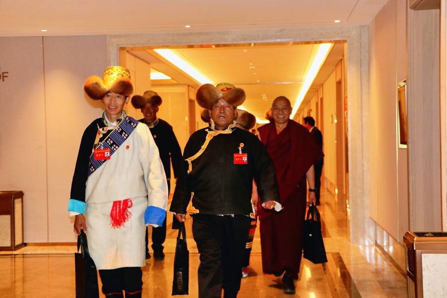 图为人大代表步入会场 (1).jpg