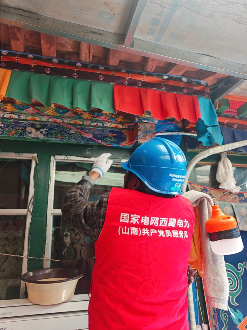 国网措美县供电公司开展节前用电安全隐患排查工作.jpg