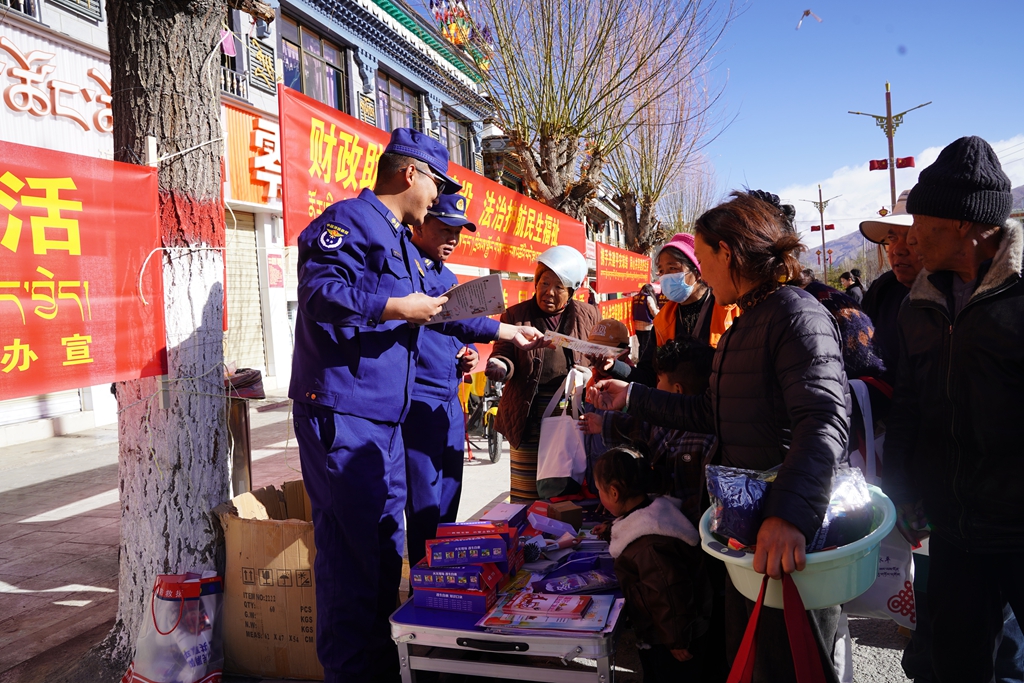 图为宣传活动现场 (3).jpg