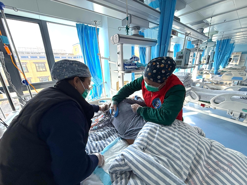图为志愿者深入病房提供暖心服务（1）.jpg