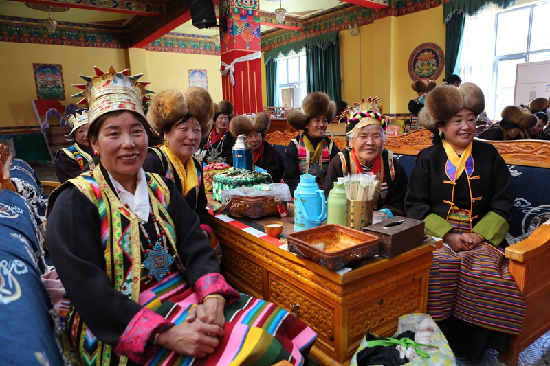 图为倾听讲座的妇女群众 (2).jpg