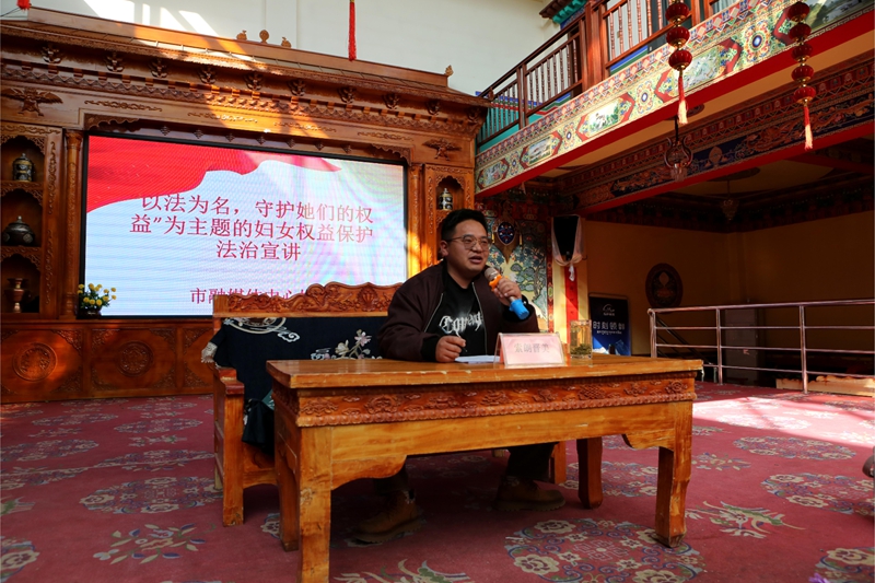 图为专业律师正在开展讲座 (1).jpg