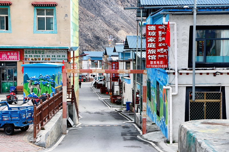 图为拉康镇民宿一条街.jpg 图为拉康镇民宿一条街.jpg