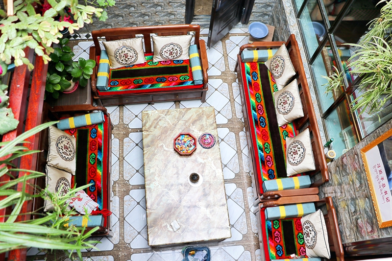 图为措珍家民宿一楼客厅.jpg 图为措珍家民宿一楼客厅.jpg