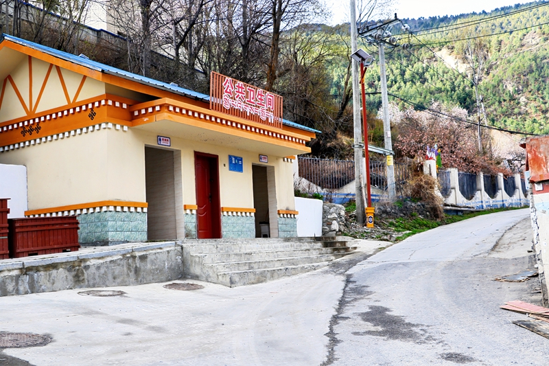 图为拉康珍上的公共卫生间.jpg 图为拉康珍上的公共卫生间.jpg