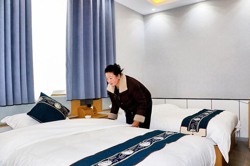 图为措珍在整理房间.jpg 图为措珍在整理房间.jpg