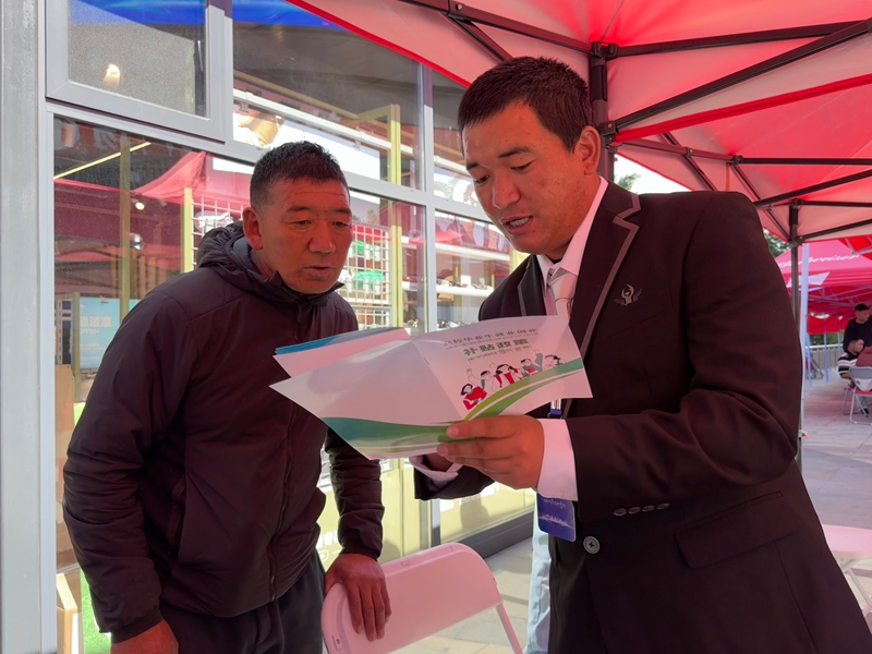 图为工作人员为毕业生家长介绍高校毕业生就业创业补贴政策.jpg 图为工作人员为毕业生家长介绍高校毕业生就业创业补贴政策.jpg