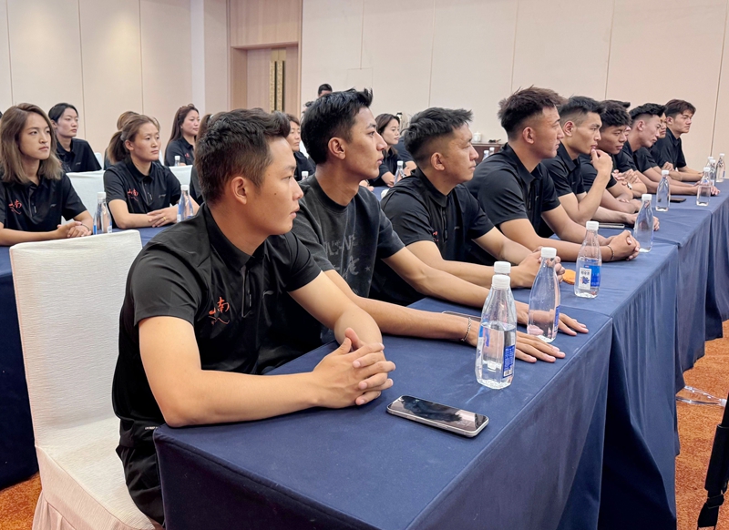 图为动员仪式上运动员认真听会.jpg 图为动员仪式上运动员认真听会.jpg