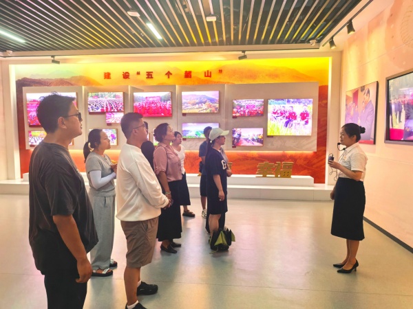 图为全体干部参观毛泽东纪念馆.jpg 图为全体干部参观毛泽东纪念馆.jpg