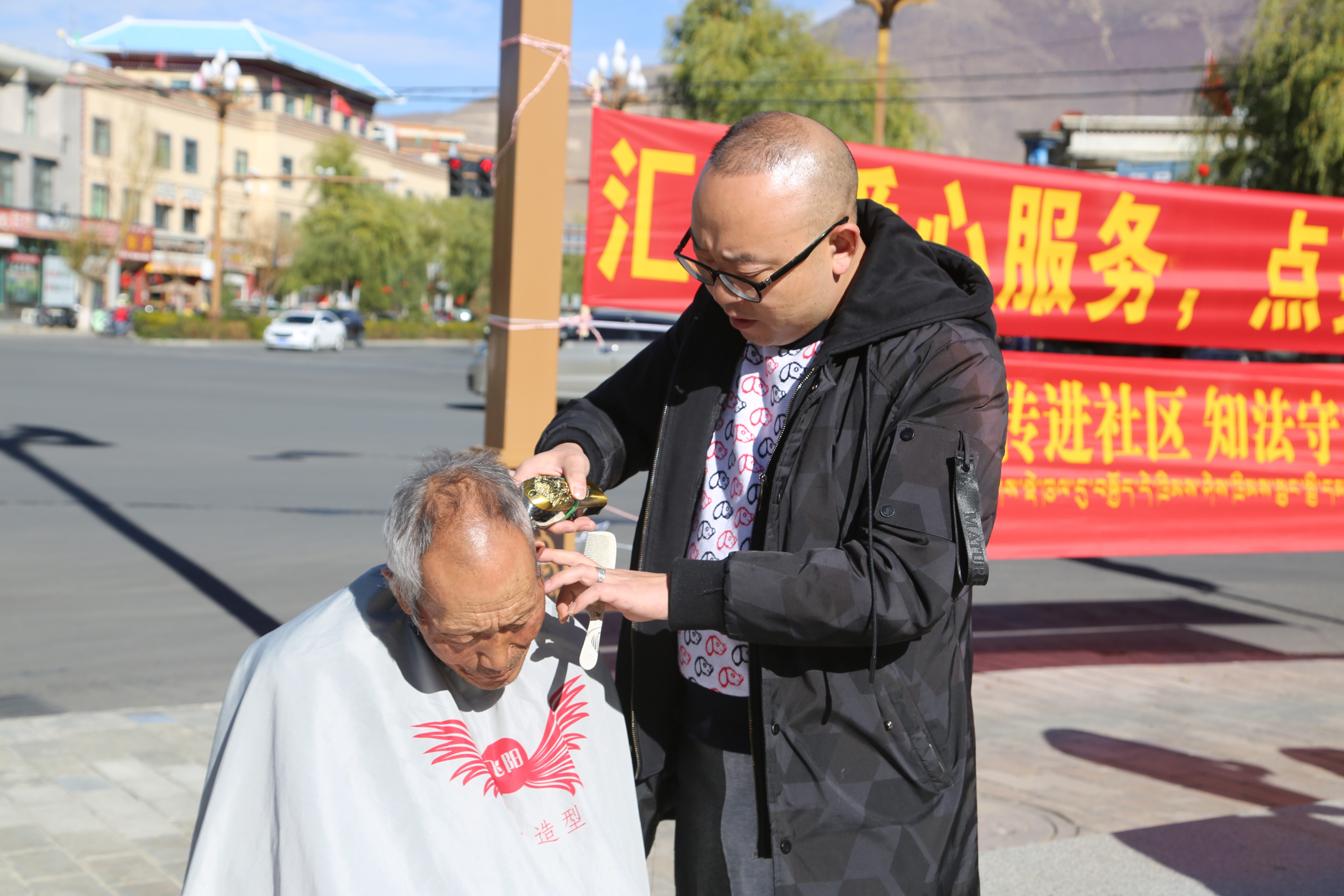 图为工作人员正在理发.jpg