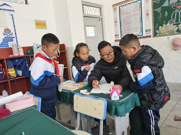 课间旺久给学生补课_副本.jpg