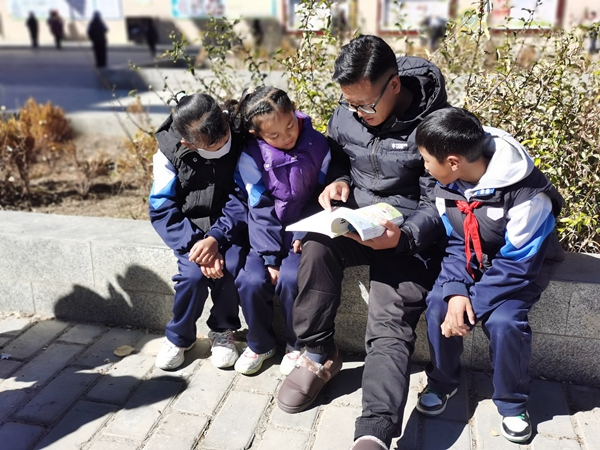 课间学生向旺久请教语文知识_副本.jpg