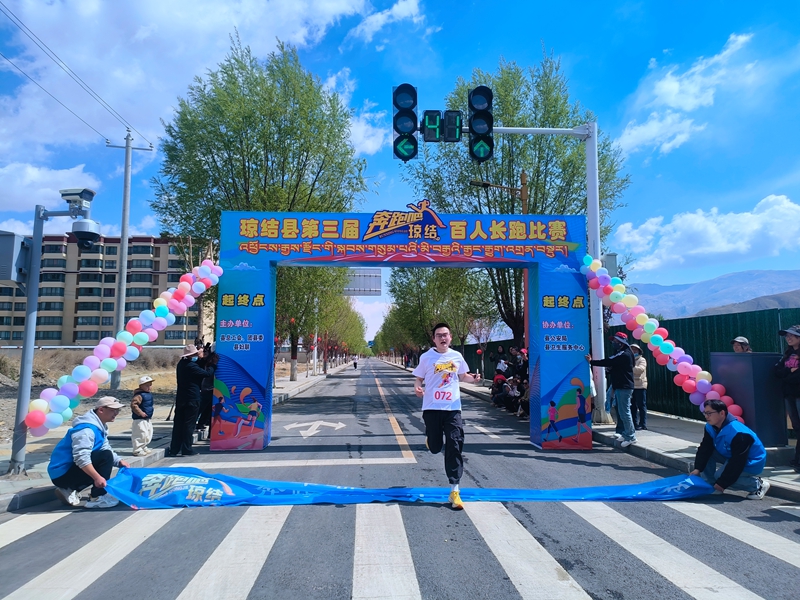 5琼结县举行第三届“奔跑吧·琼结”百人长跑比赛 (1)_副本.jpg