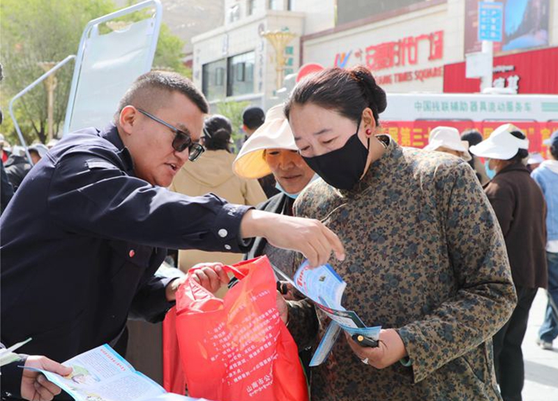 图为工作人员正在讲解相关知识_副本.jpg