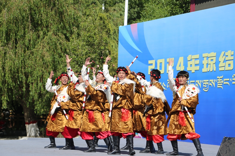 1.图为琼结县艺术团正在表演舞蹈_副本.jpg