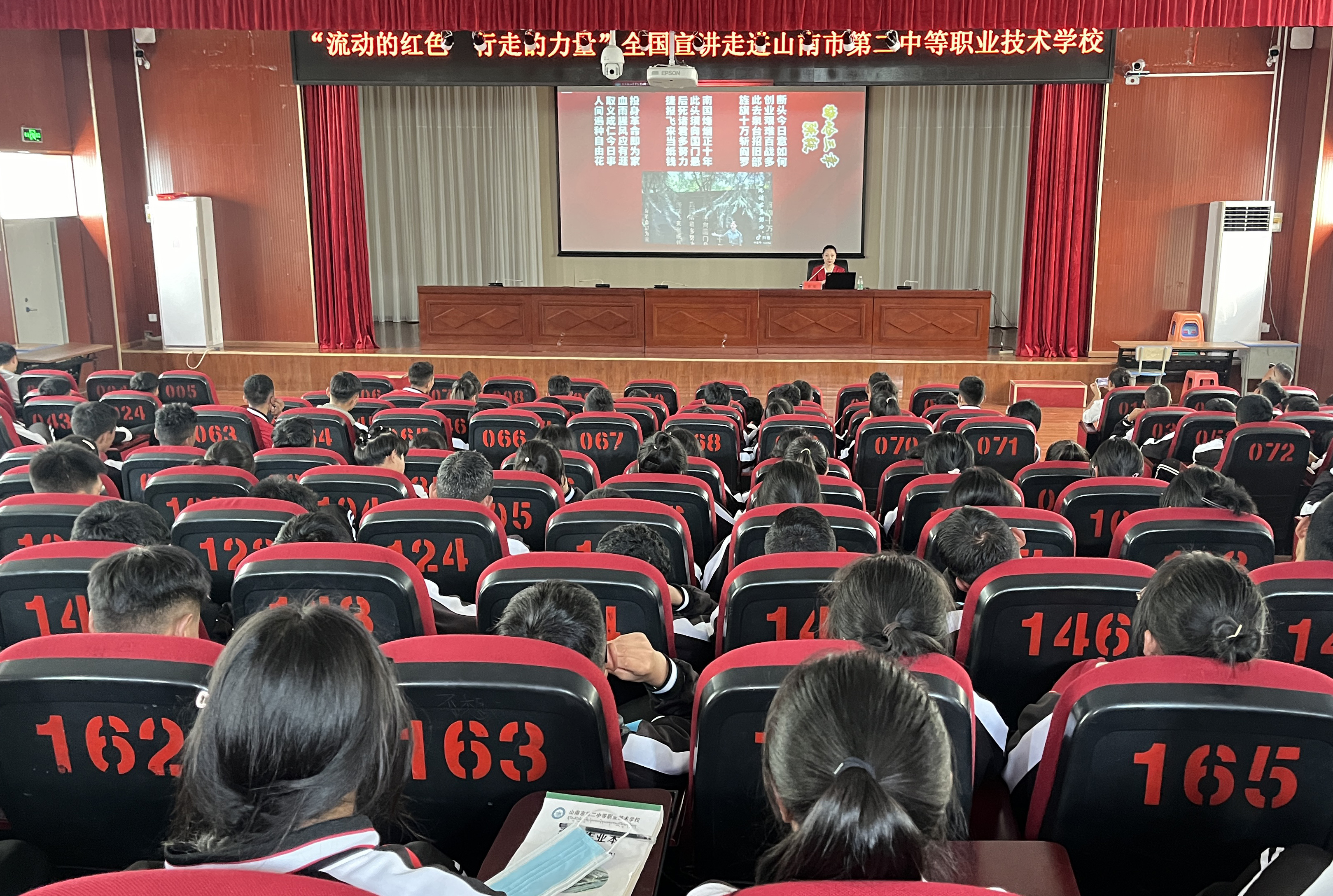 图为在学校里宣讲.jpg1.jpg