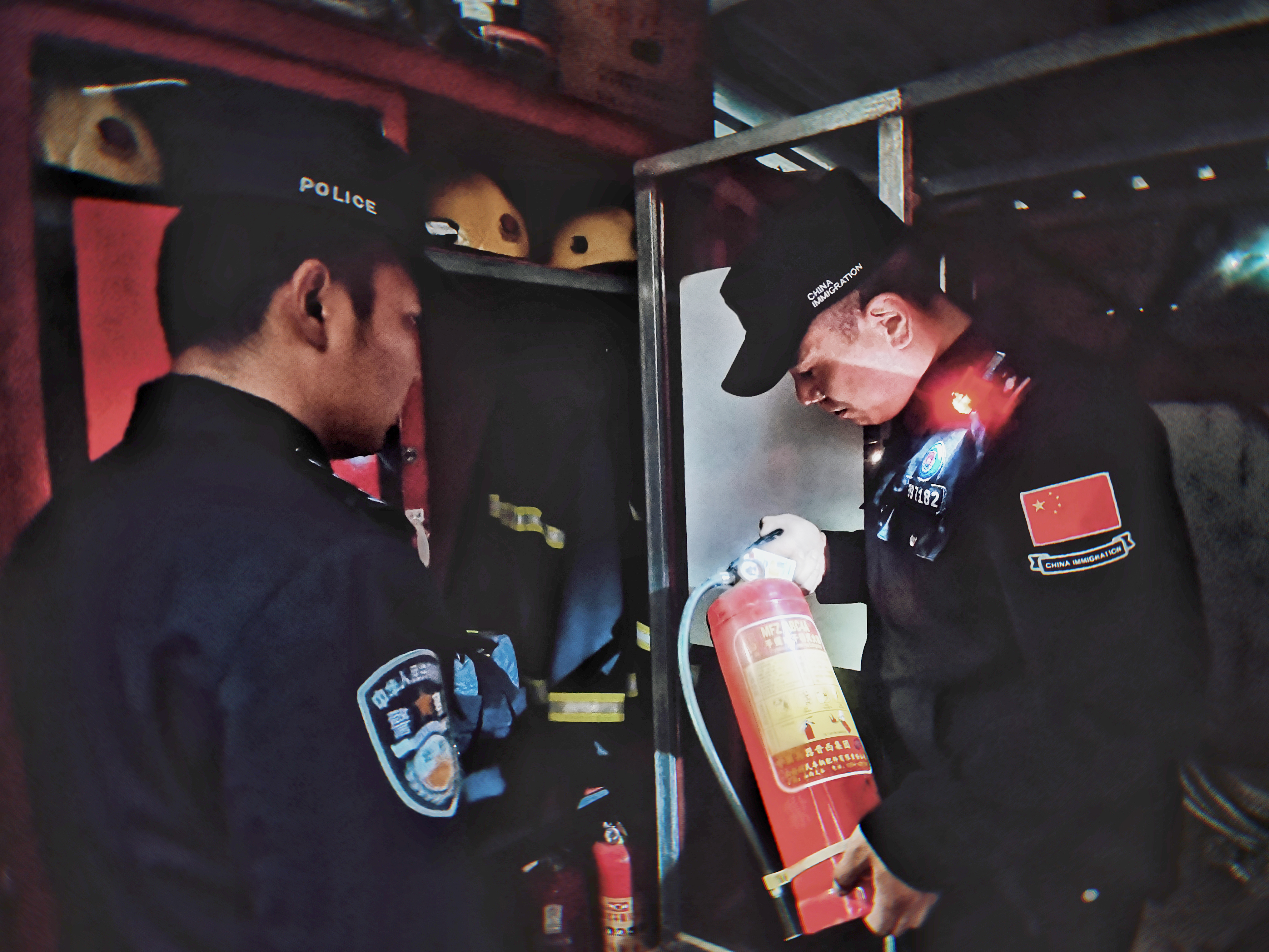 觉拉边境派出所民辅警正在检查消防安全。.jpg