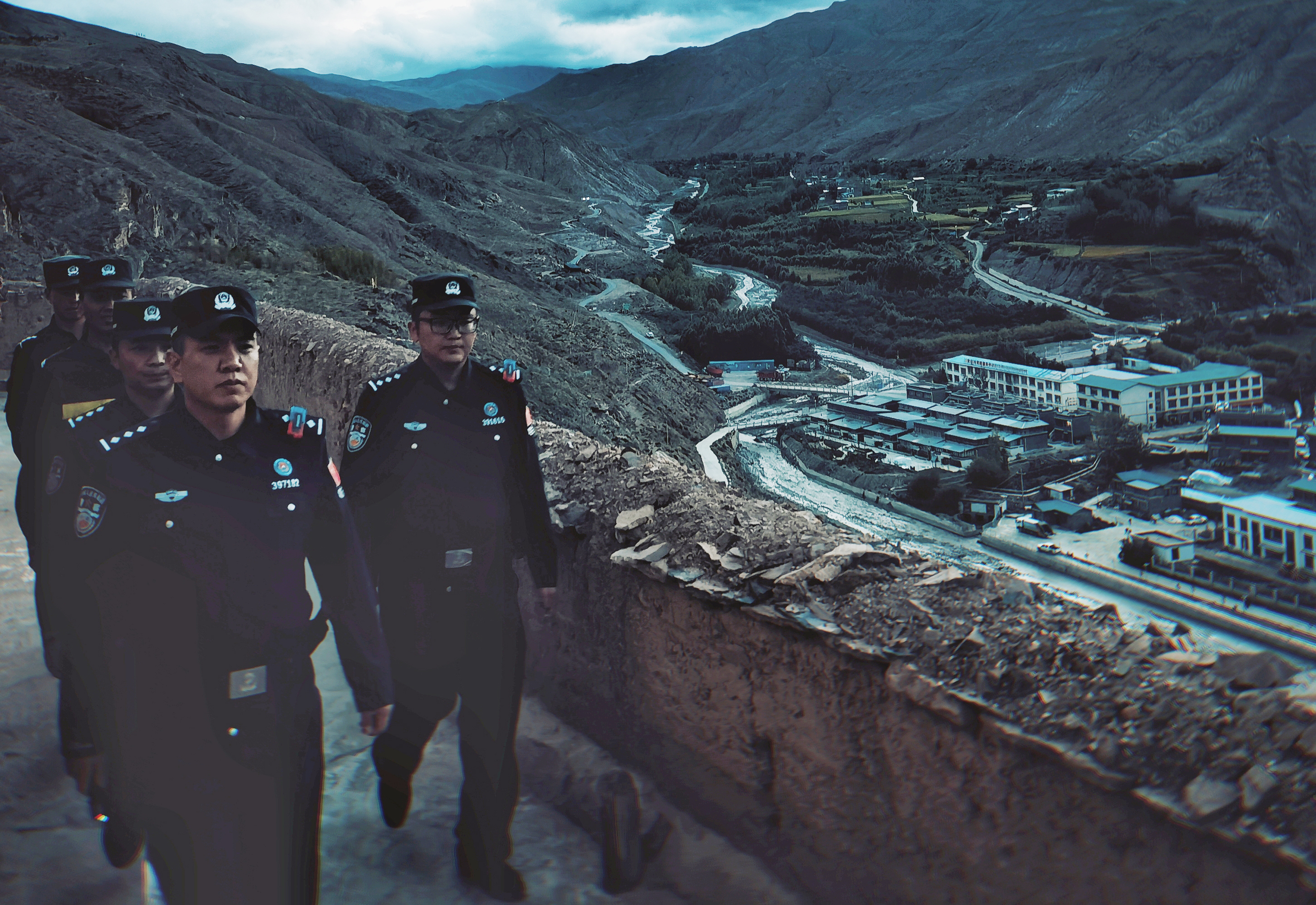 图为觉拉边境派出所民辅警正在巡逻。.jpg