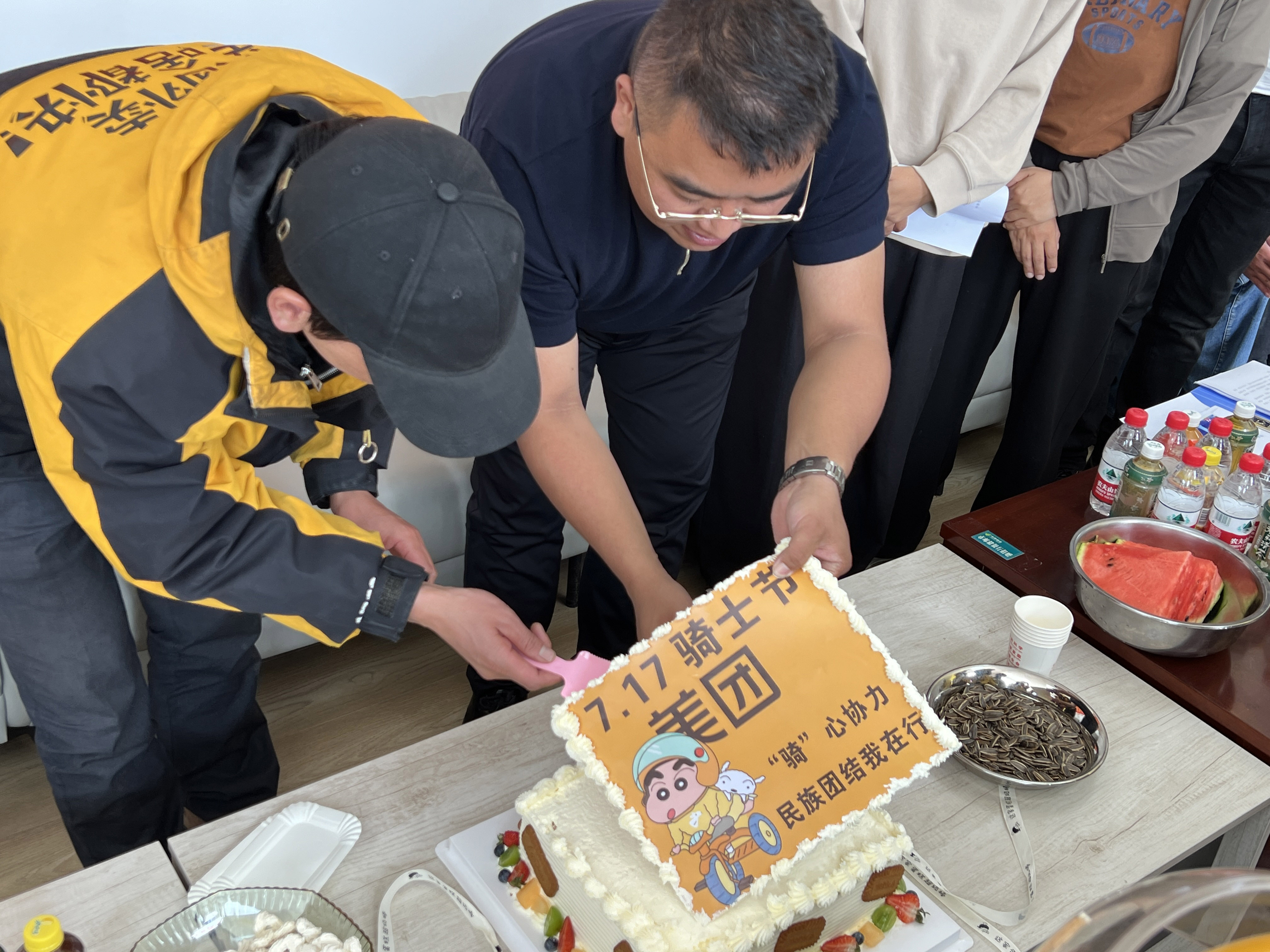 图为同骑手们切蛋糕庆祝 (2).jpg