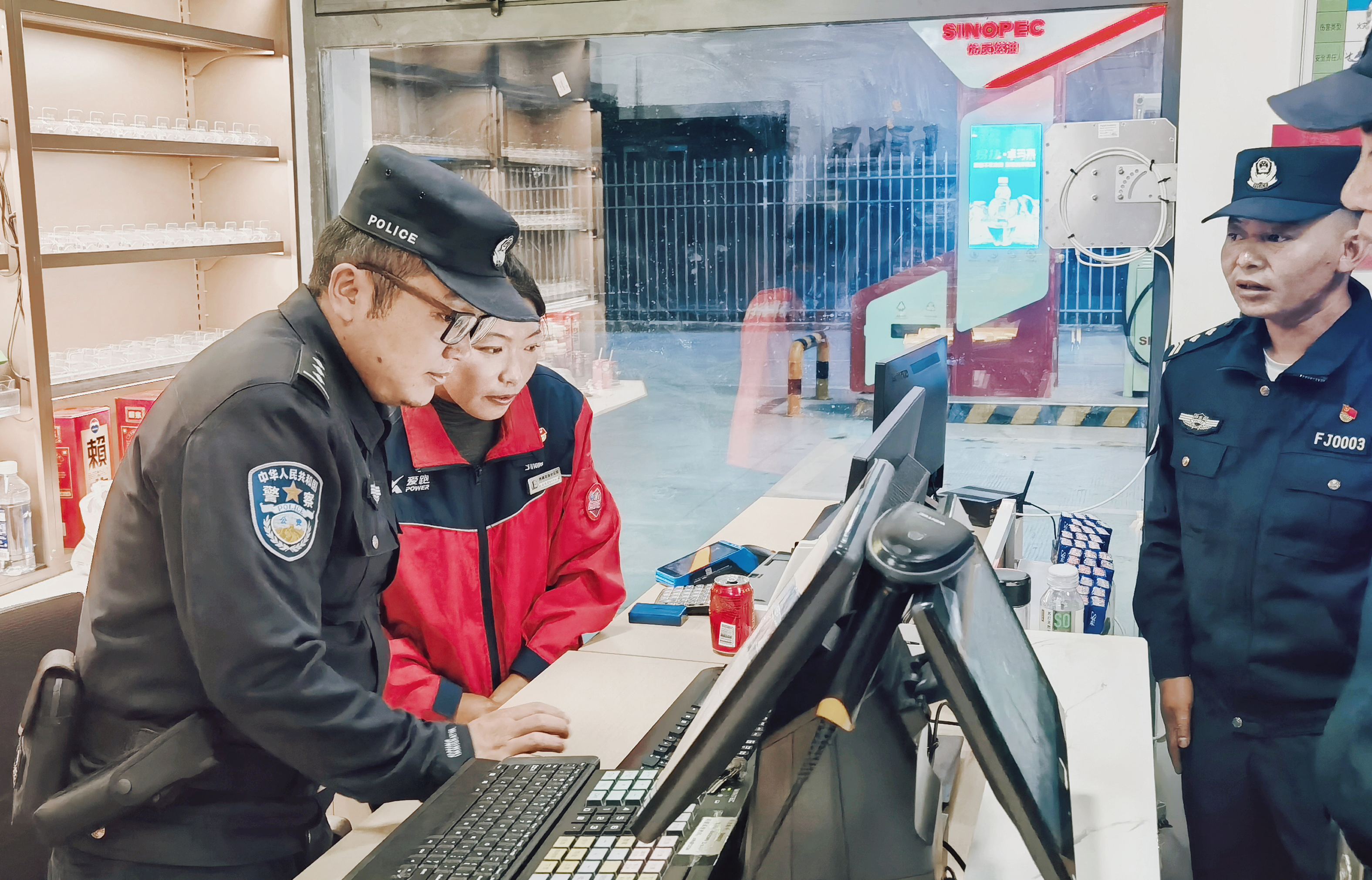 民警在商户检查巡逻。.jpg
