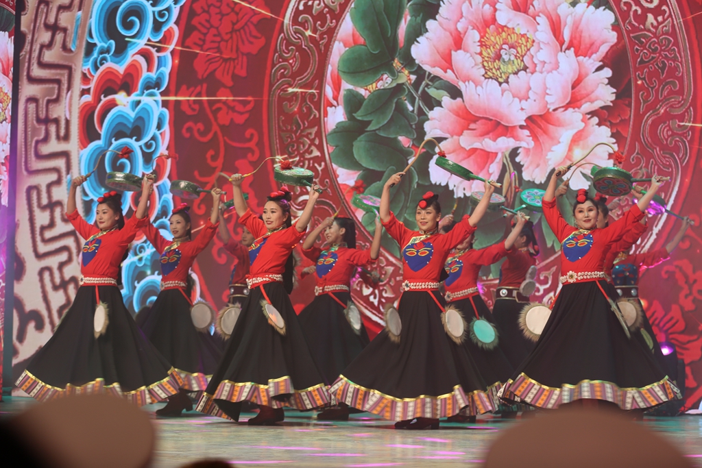 图为琼结县艺术团演职人员正在表演热巴舞《祥鼓纳福》.jpg