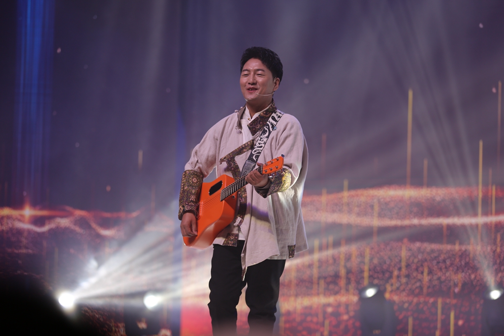图为西藏青年歌手白玛旦增正在唱歌曲《新年》.jpg