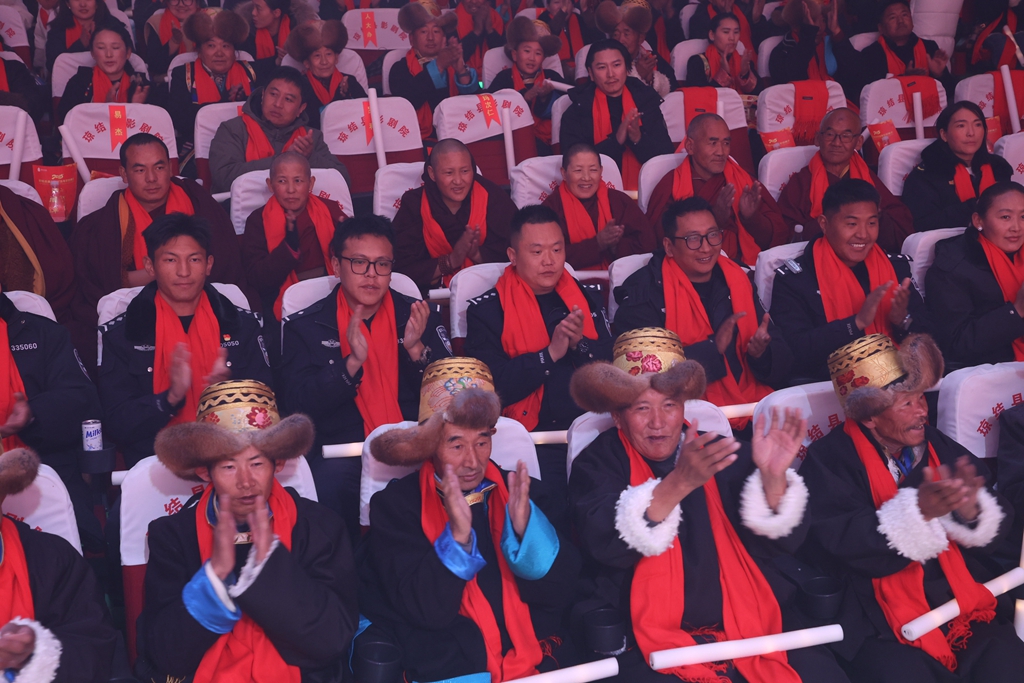 图为现场观众鼓掌呐喊.jpg