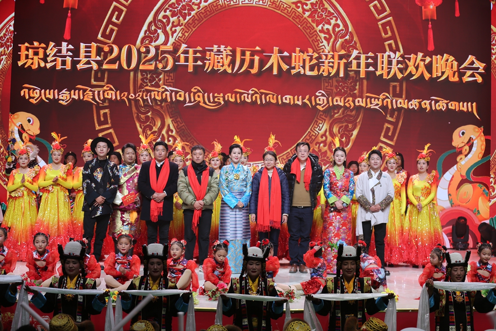 图为晚会结束后合影留念.jpg