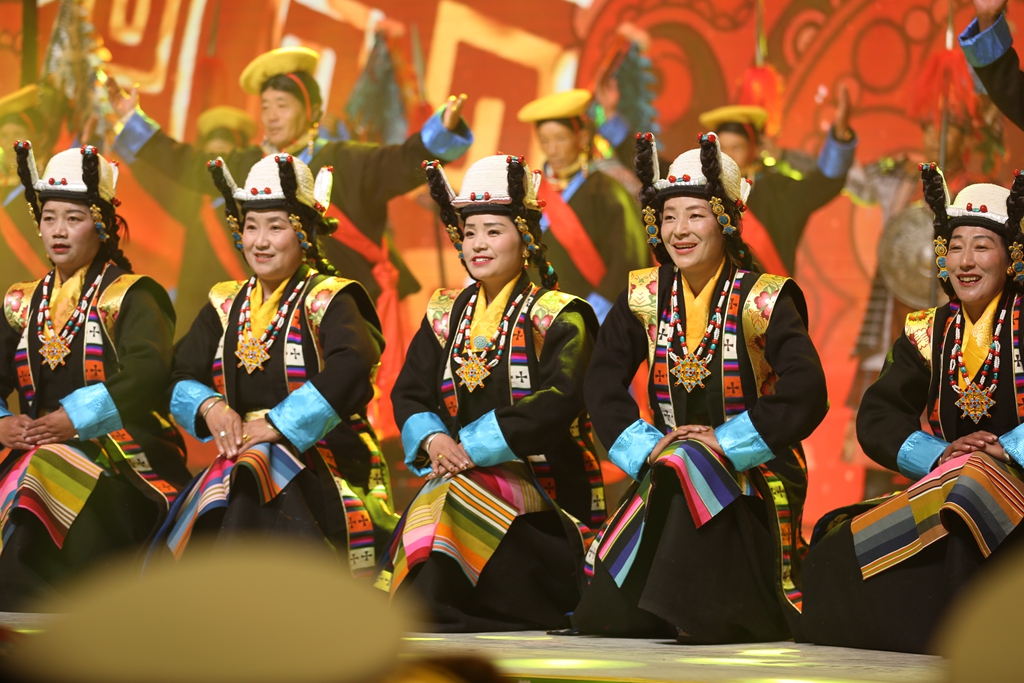 图为果孜舞演员正在表演舞蹈.jpg
