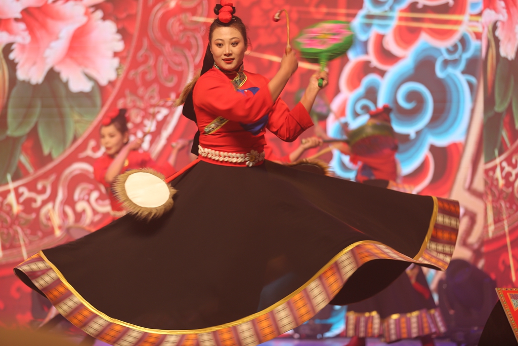 图为琼结县演职人员正在表演热巴舞.jpg