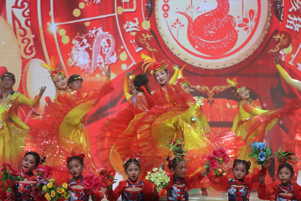 图为尾声舞蹈《幸福琼结》.jpg