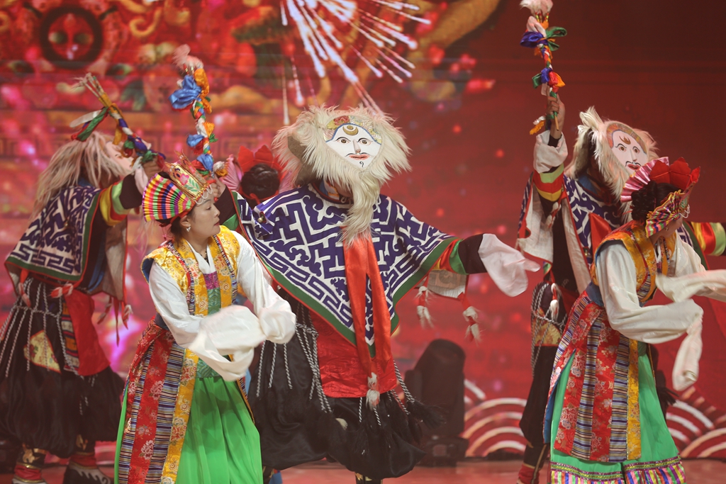 图为国家级非遗宾顿白面藏戏正在表演.jpg
