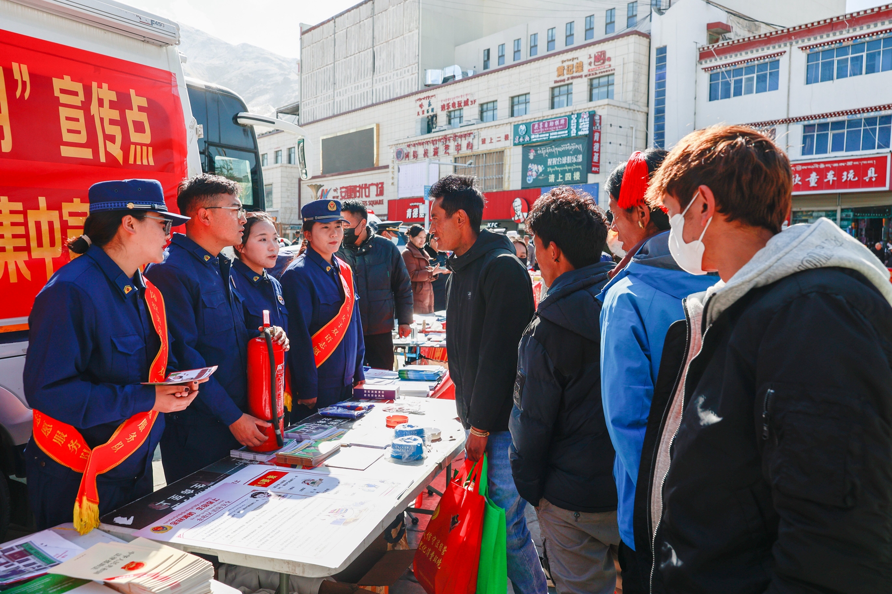山南消防救援支队积极参与“3•15”消防产品质量集中宣传活动1_副本.jpg