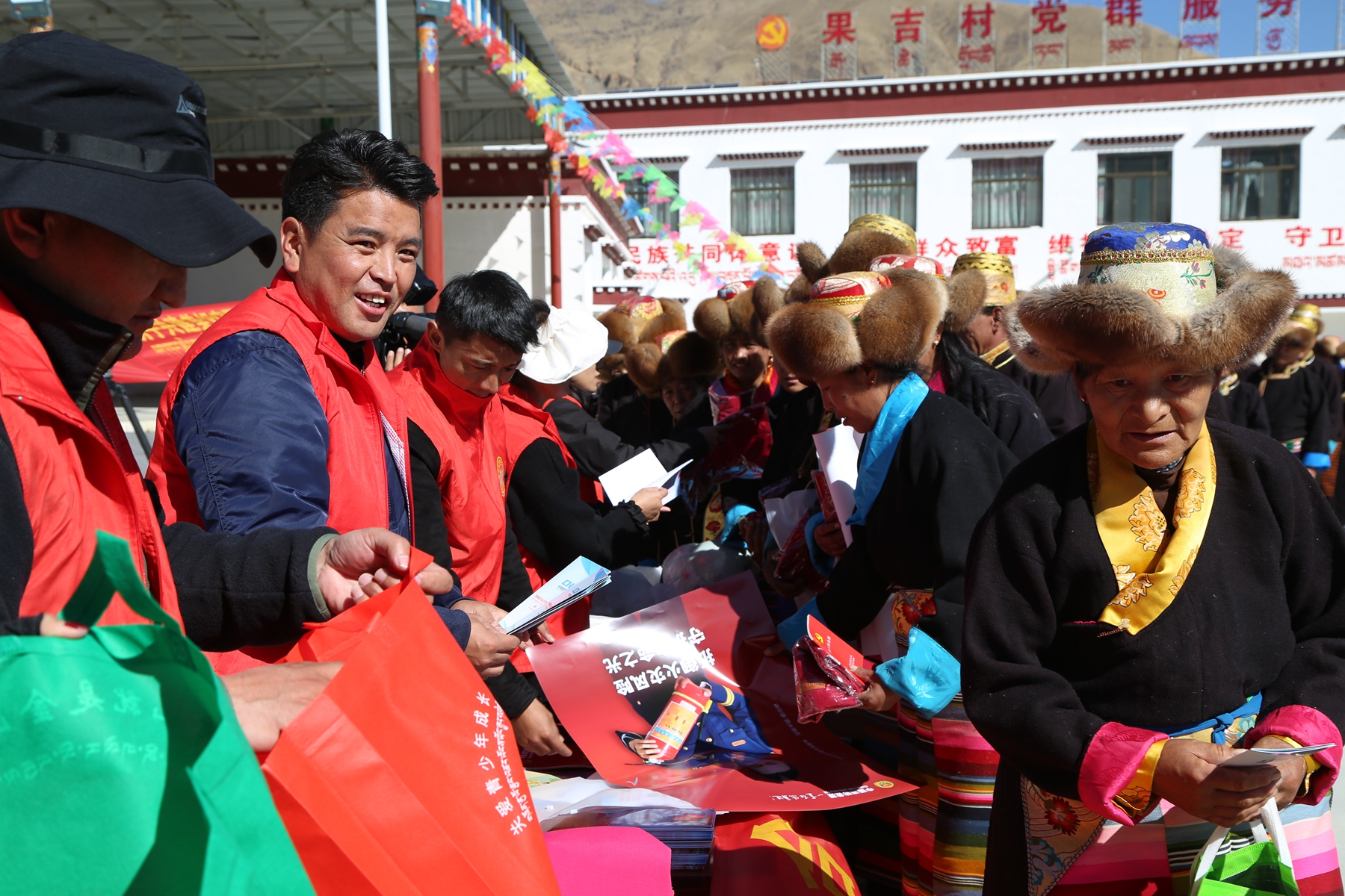 图为工作人员向群众发放宣传单及宣传品 (1).jpg